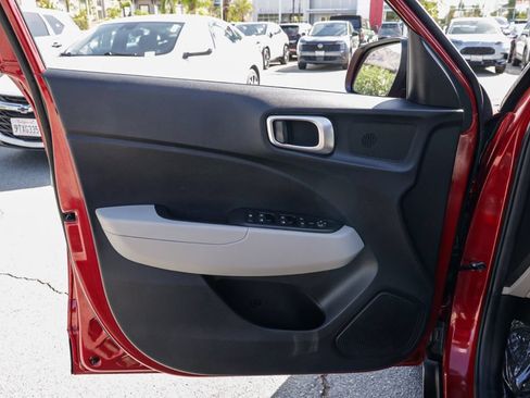 Used 2025 Hyundai Venue SEL FWD image 13