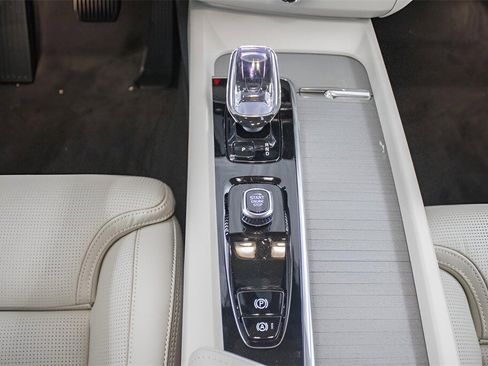 New 2025 Volvo XC60 B5 Ultra w/ Climate Package image 24