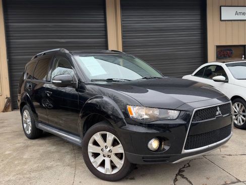 Used 2013 Mitsubishi Outlander SE image 2