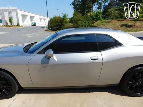 Used 2015 Dodge Challenger SXT w/ Driver Convenience Group RWD image 14