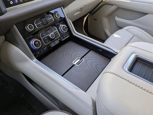 Used 2021 GMC Yukon Denali w/ Denali Premium Package image 12