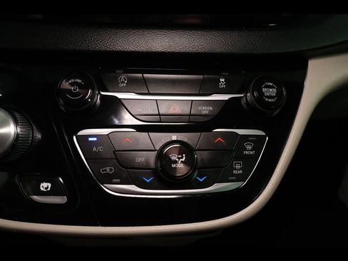 Used 2023 Chrysler Voyager LX FWD image 18