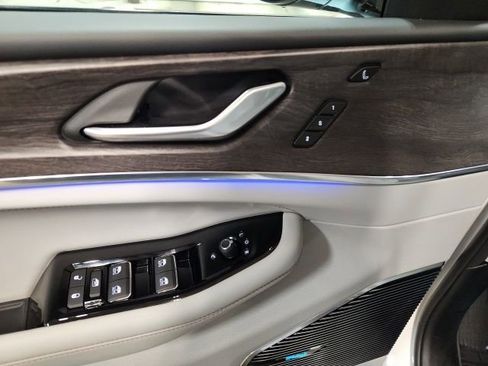 Used 2023 Jeep Grand Cherokee Overland w/ Luxury Tech Group IV image 27