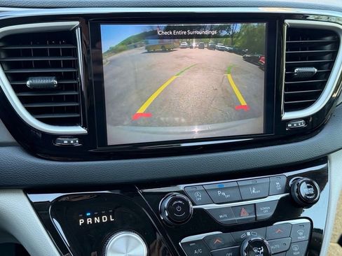 Used 2023 Chrysler Pacifica Touring-L FWD image 27