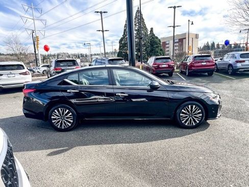 Used 2024 Nissan Altima 2.5 SV w/ SV Premium Package image 6