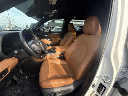Used 2023 Toyota Highlander Platinum image 11