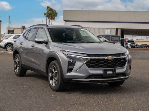 Used 2025 Chevrolet Trax LT image 1