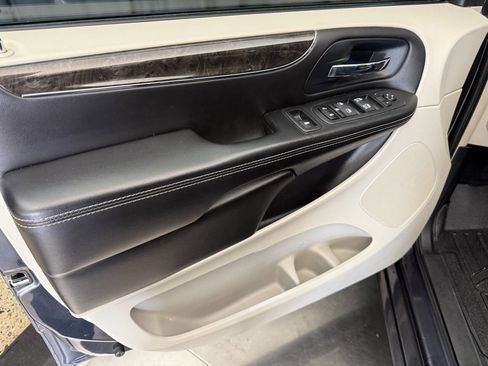 Used 2013 Chrysler Town & Country Touring-L FWD image 16