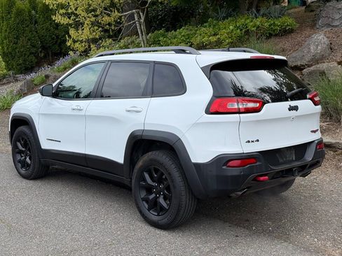 Used 2015 Jeep Cherokee Trailhawk w/ Comfort/Convenience Group AWD/4WD image 3