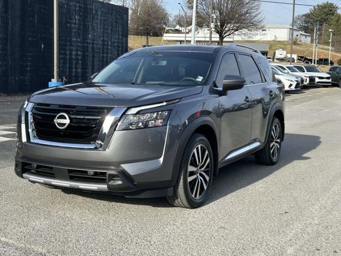 Used 2025 Nissan Pathfinder Platinum w/ Cargo Package image 7