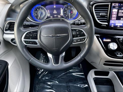 Used 2022 Chrysler Pacifica Touring-L image 8