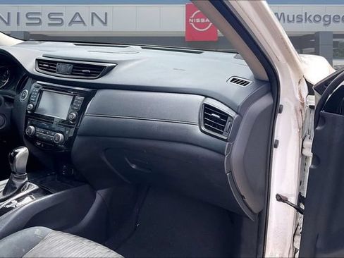 Used 2017 Nissan Rogue SV FWD image 25