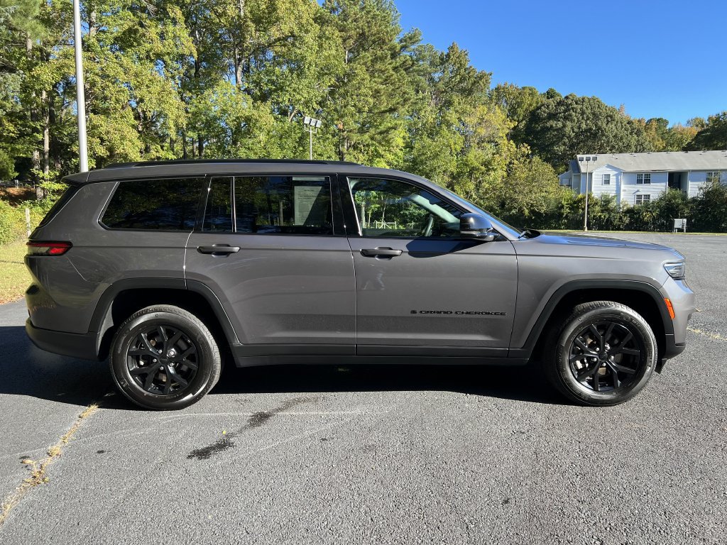 Used 2024 Jeep Grand Cherokee L Laredo AWD/4WD image 2