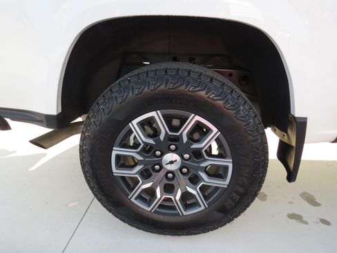 Used 2024 Chevrolet Colorado Z71 w/ Z71 Convenience Package 2 AWD/4WD image 10