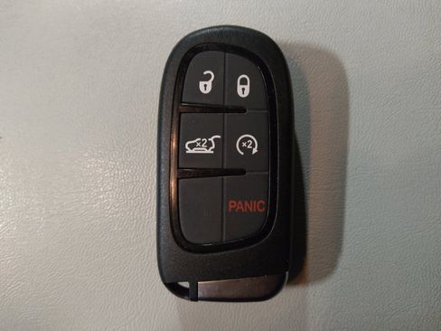 Used 2019 Jeep Cherokee Limited FWD image 32