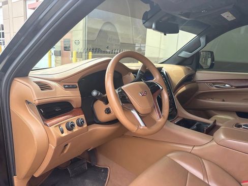 Used 2017 Cadillac Escalade Platinum AWD/4WD image 4