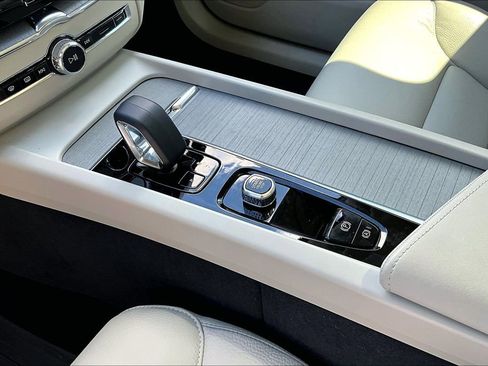 New 2025 Volvo XC60 B5 Plus w/ Protection Package Premier image 21