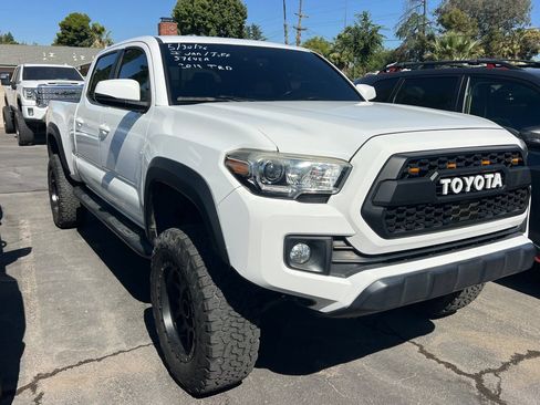 Used 2019 Toyota Tacoma TRD Off-Road w/ TRD Premium Off Road Package AWD/4WD image 2