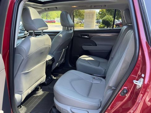 Used 2024 Toyota Highlander Platinum AWD/4WD image 15