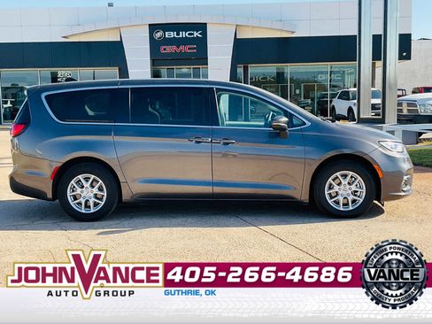 Used 2023 Chrysler Pacifica Touring-L image 9