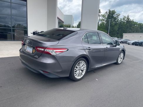 Used 2019 Toyota Camry XLE w/ Sunroof Package FWD image 7