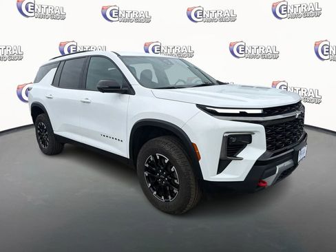 Used 2024 Chevrolet Traverse Z71 image 3