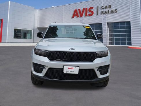 Used 2025 Jeep Grand Cherokee Altitude AWD/4WD image 10