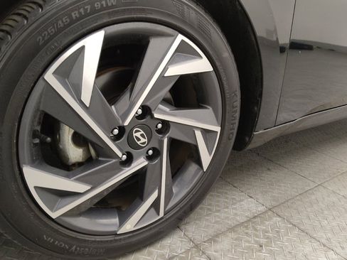 Used 2025 Hyundai Elantra SEL image 31