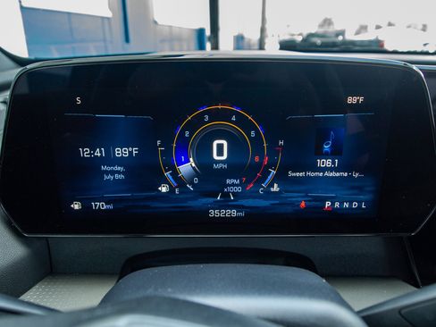 Used 2025 Chevrolet Traverse LT FWD image 19