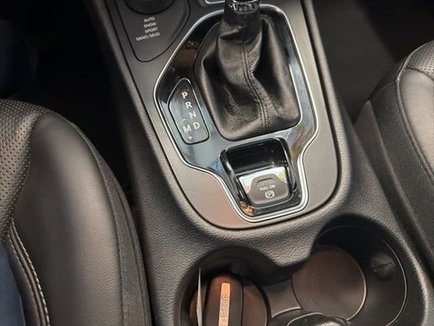 Used 2019 Jeep Cherokee Limited w/ Luxury Group AWD/4WD image 41