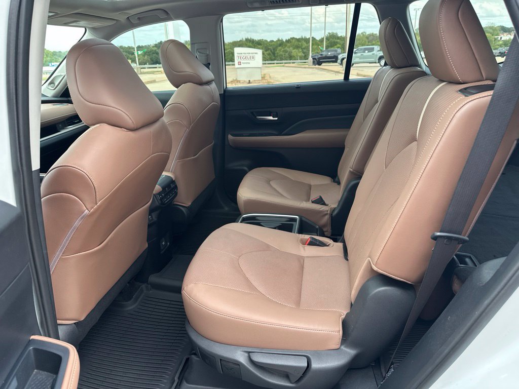 Used 2024 Toyota Grand Highlander AWD image 15