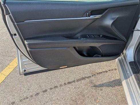 Used 2019 Toyota Camry LE image 9