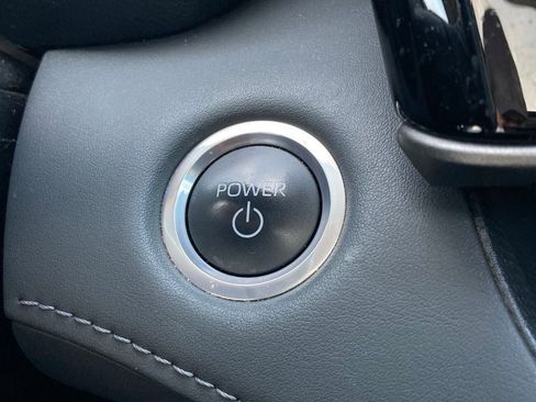 Used 2024 Toyota Highlander XLE FWD image 18