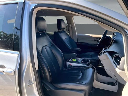 Used 2024 Chrysler Pacifica Touring-L FWD image 32
