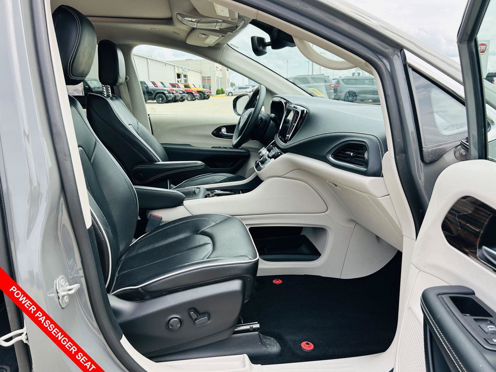 Used 2023 Chrysler Pacifica Limited FWD image 37