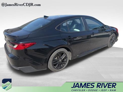 Used 2025 Toyota Camry SE image 5