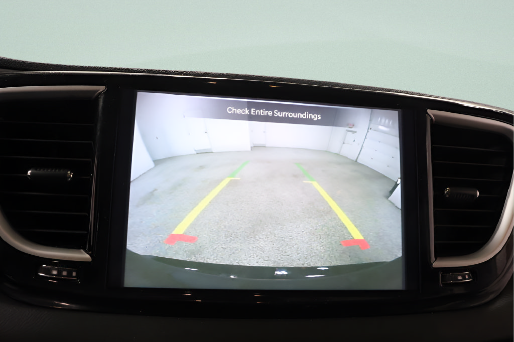 Used 2024 Chrysler Pacifica Touring-L FWD image 10