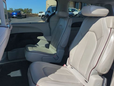 Used 2020 Chrysler Pacifica Limited w/ Tire & Wheel Group image 24