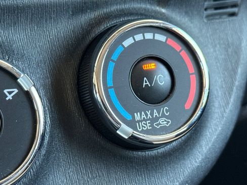 Used 2012 Toyota Yaris LE FWD image 29