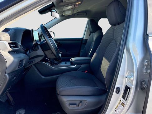Used 2024 Toyota Highlander LE image 23