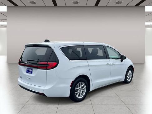 Used 2024 Chrysler Pacifica Touring-L FWD image 3