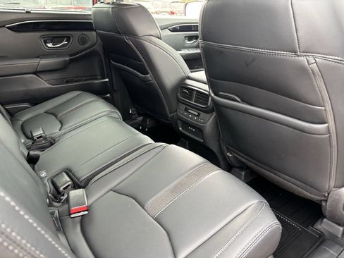 Certified 2025 Honda Pilot Touring image 11