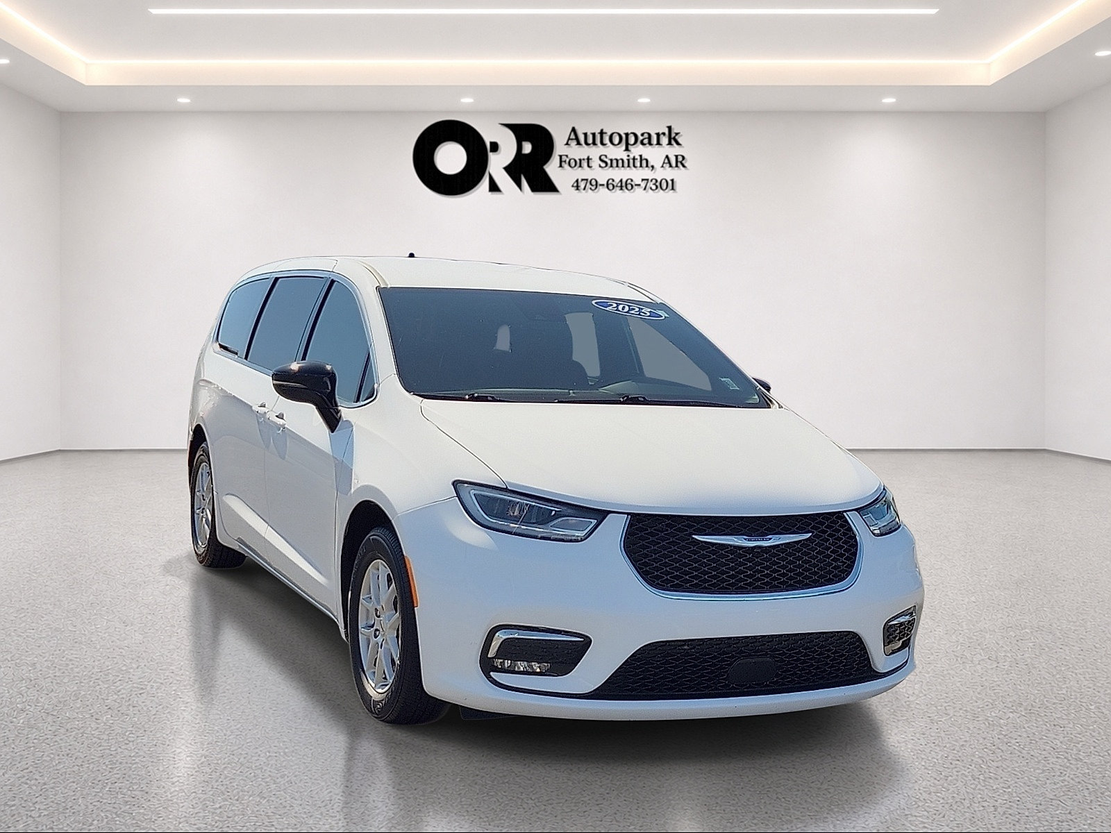 Used 2025 Chrysler Pacifica Select FWD image 1