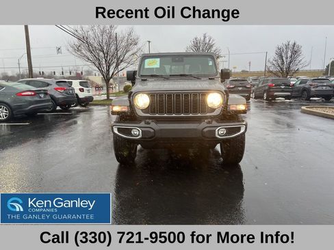Used 2025 Jeep Gladiator Sport image 3