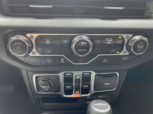 New 2025 Jeep Gladiator Sport image 15