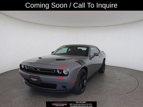 Used 2018 Dodge Challenger SXT RWD image 1