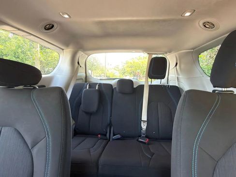 Used 2021 Chrysler Pacifica Touring FWD image 30