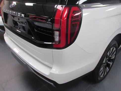 New 2025 Ford Expedition Platinum image 11