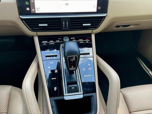 Used 2023 Porsche Cayenne Platinum Edition image 24