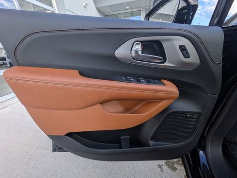 New 2026 Chrysler Pacifica Pinnacle w/ Trailer Tow Group image 43